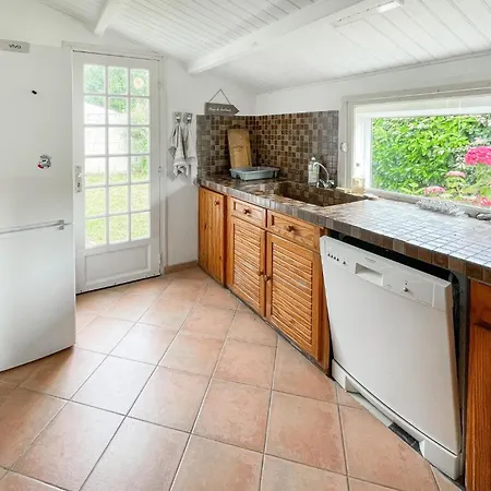 Pet Friendly In Lile-dyeu With Kitchen Holiday home *